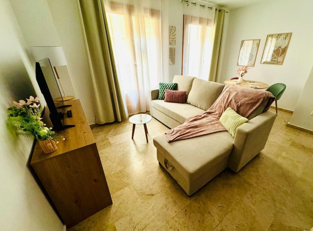 Abat 1 Cool & Wide Flat Next To The Cathedral *
